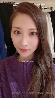 大妈在地铁上偷偷看黄片