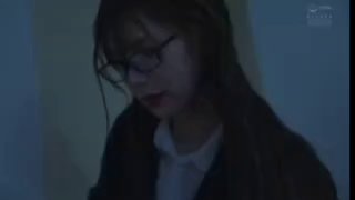加班的时候因为大雨回不去了，住在亲近人的同事家里……被淋湿的美巨乳和无防备的睡衣